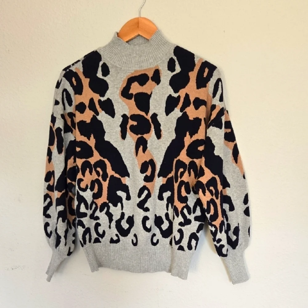 Ted Baker Gray and Tan Leopard Print Mock Neck Sweater Size 2/M